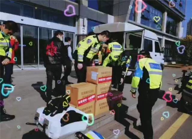 如意菜飯、如意餛飩南京分部及交管局機(jī)動(dòng)大隊(duì)等一線人員送去了5000份如意食品