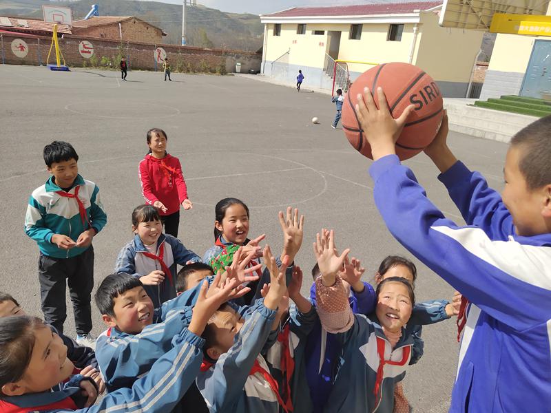 體育用品捐贈鄉(xiāng)村學校——如意從事公益活動已經7年